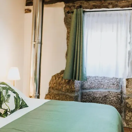 Casa Oeste * Sabugueiro (Guarda)