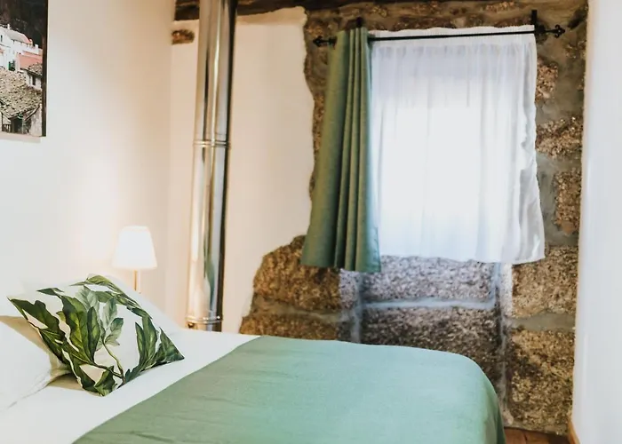 Casa Oeste * Sabugueiro (Guarda)